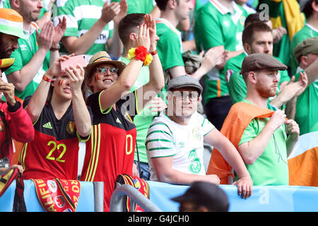 Belgien-Fans feiern auf der Tribüne wie Irland Fans während der UEFA Euro 2016, Gruppe E Spiel im Stade de Bordeaux, niedergeschlagenen erscheinen Bordeaux. PRESSEVERBAND Foto. Bild Datum: Samstag, 18. Juni 2016. Sehen Sie PA Geschichte Fußball Republik. Bildnachweis sollte lauten: Martin Rickett/PA Wire. Einschränkungen: Verwendung Beschränkungen unterworfen. Nur zur redaktionellen Verwendung. Buch und Zeitschrift Vertrieb zugelassenen bietet nicht nur gewidmet ein Team/Spieler/Partie. Keine kommerzielle Nutzung. Rufen Sie + 44 (0) 1158 447447 für weitere Informationen. Stockfoto