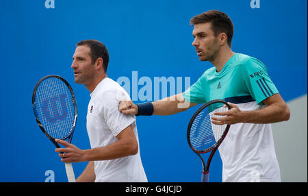 Der Brite Colin Fleming (rechts) und Israels Jonathan Erlich während Doppel übereinstimmen tagsüber sechs 2016 AEGON Championships im Queen Club, London. Stockfoto