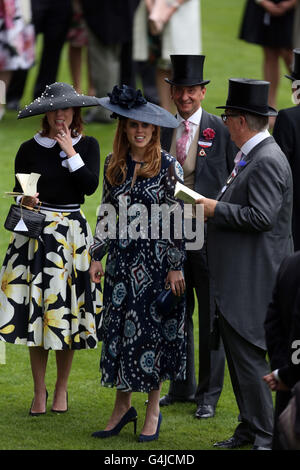 Prinzessin Eugenie (links) und Prinzessin Beatrice tagsüber fünf Royal Ascot 2016 auf dem Ascot Racecourse. Stockfoto