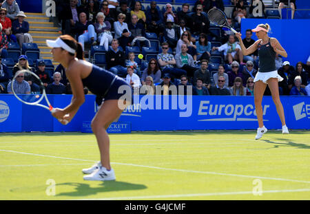 Great Britain Heather Watson (links) und Naomi Broady (rechts) in Doppel-Aktion gegen die Tschechische Republik Karolina Pliskova und Barbora Strycova tagsüber sechs des 2016 AEGON Classic in der Priorei Edgbaston, Birmingham. Stockfoto