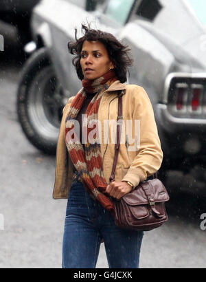 Halle Berry am Set ihres neuen Films Cloud Atlas, der derzeit in Glasgow gedreht wird. Der Film ist auch mit Tom Hanks zu sehen Stockfoto