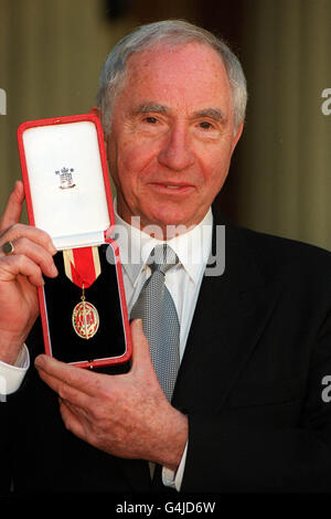 Schauspieler Nigel Hawthorne, nachdem er seine Ritterschaft von der Queen im Buckingham Palace, London, erhalten hatte. Sir Nigel, 70, wurde ein bekannter Name, der in der Fernsehserie „Yes Minister“ und für seine Rolle als King i'don Madness of King George“ den schlauen Beamten spielte. 26/12/01 Sir Nigel Hawthorne, nachdem er seine Ritterschaft von der Queen im Buckingham Palace, London, erhalten hatte. Sir Nigel Hawthorne starb heute Morgen an einem Herzinfarkt, was sein Agent heute 26.12.01 bestätigte. Er war 72 Jahre alt. Stockfoto