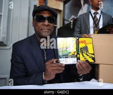 Cricket - NatWest First International Twenty20 - England / West Indies - The Kia Oval. Sir Viv Richards signiert eine dvd Stockfoto