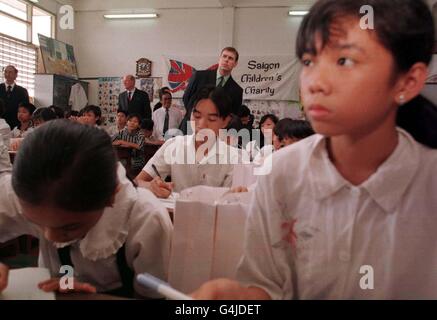 Der Herzog von York begleitet die Kinder während einer Englischklasse, die von der Saigon Childrens Charity in Ho-Chi-Minh-Stadt (ehemals Saigon) am zweiten Tag seines fünftägigen Besuches in Vietnam geleitet wird. Stockfoto