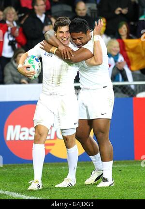 Rugby Union - IRB Rugby World Cup 2011 - Pool B - England gegen Rumänien - Otago Stadium. Der englische Manu Tuilagi (rechts) gratuliert seinem Teamkollegen Ben Youngs, nachdem er einen Versuch gemacht hat Stockfoto