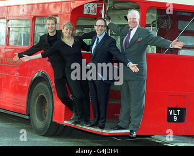 Blue Peters Stuart Miles (ganz links) Carenza Lewis vom Time Team startet gemeinsam mit Loyd Grossman und dem Vorsitzenden des englischen Kulturerbes Sir Jocelyn Stevens in London die Touristeninitiative von English Heritage 1999 „Discover Your Heritage - Time Trails“. Stockfoto