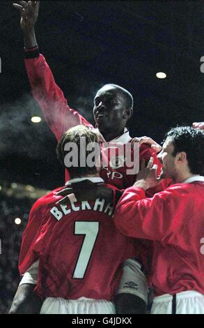 Dieses Bild darf nur im Rahmen eines redaktionellen Features verwendet werden. Dwight Yorke feiert sein zweites Tor mit den Teamkollegen David Beckham und Ryan Giggs für Manchester United gegen Inter Mailand im UEFA Champions League Quarter Final. Stockfoto