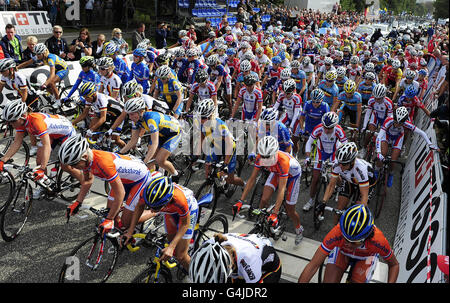 Das Elite-Straßenrennen der Frauen mit einem starken GB-Team, das die Olympiasiegerin Nicole Cooke neben Lizzie Armitstead und Emma Pooley reitet, beginnt am sechsten Tag der UCI-Straßenrennen-Weltmeisterschaft in Kopenhagen. Stockfoto