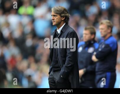 Manchester City Manager Roberto Mancini (links) und Everton Manager David Moyes (rechts) auf der Touchline Stockfoto