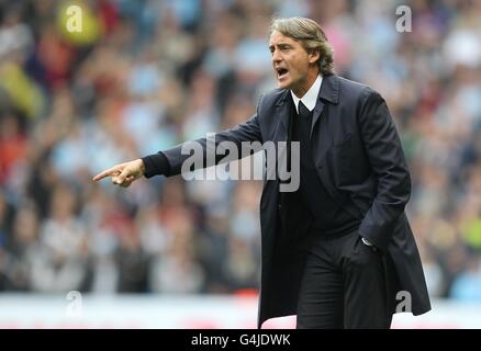 Fußball - Barclays Premier League - Manchester City / Everton - Etihad Stadium. Roberto Mancini, Manager von Manchester City, steht an der Touchline Stockfoto