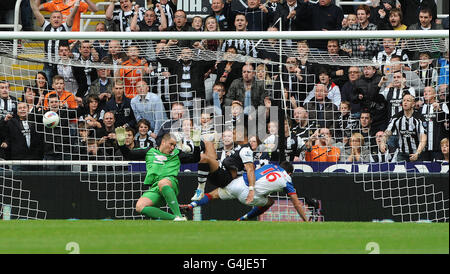 Newcastles Leon Best fordert Blackburns Torwart Paul Robinson (links) heraus, während der Ball beim Barclays Premier League-Spiel im St. James' Park, Newcastle, um Demba Ba das dritte Tor erspielt. Stockfoto