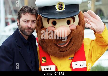 Nick Berry mit RNLI-Maskottchen Stockfoto