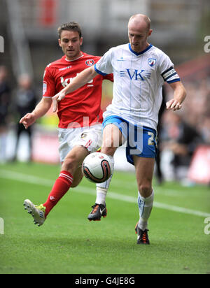 Fußball - npower Football League One - Charlton Athletic gegen Chesterfield - The Valley. Charltons Rhoys Wiggens und Drew Talbot von Chesterfield während des Npower Football League One-Spiels im Londoner Valley. Stockfoto