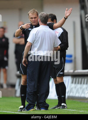 Der Manager von Chesterfield, John Sheridan, wird von Schiedsrichter G. Scott während des Npower Football League One-Spiels im Londoner Valley an die Tribüne geschickt. Stockfoto