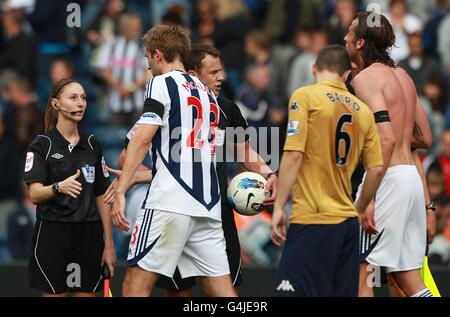 Fußball - Barclays Premier League - West Bromwich Albion gegen Fulham - The Hawthorns. Assistenzreferent Sian Massey schüttelt sich nach dem letzten Pfiff die Hände mit Gareth McAuley von West Bromwich Albion Stockfoto