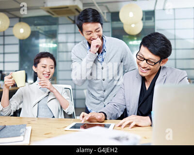 ein Team von jungen asiatischen Unternehmer Spaß beim Arbeiten im Büro. Stockfoto