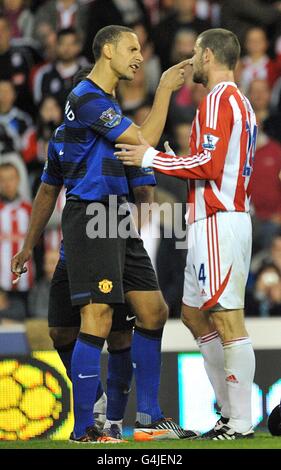 Fußball - Barclays Premier League - Stoke City / Manchester United - Britannia Stadium. Rory Delap (rechts) von Stoke City versucht, Rio Ferdinand von Manchester United (links) zu beruhigen Stockfoto