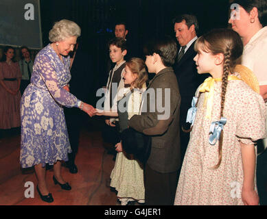 The Queen spricht mit jungen Darstellern der West-End-Show „Oklahoma“ im Lyceum Theatre in London. Ihre Majestät sah eine Aufführung der Show im Rahmen einer ganztägigen Tour durch das Londoner Theaterland mit dem Herzog von Edinburgh. Stockfoto