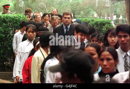 Herzog von York respektiert. Der Herzog von York steht Schlange, um dem verstorbenen vietnamesischen Führer Ho Chi Minh in Hanoi, Vietnam, seine Ehre zu erweisen. Stockfoto