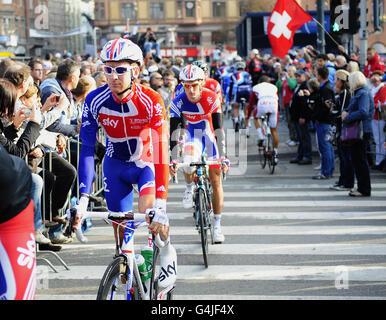 Radfahren - 2011 UCI-Straßenrennen-Weltmeisterschaften - Tag Sieben - Kopenhagen. Bradley Wiggins (links) aus Großbritannien kommt am siebten Tag der UCI-Straßenrennen-Weltmeisterschaft in Kopenhagen am Start an. Stockfoto