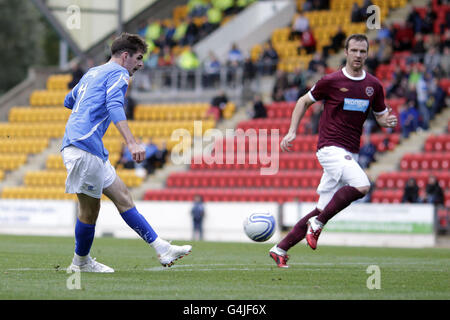 St Johnstone's Cillian Sheridan (links) erzielt ihr erstes Tor während des Spiels der Clydesdale Bank Scottish Premier League im McDiarmid Park, St. Johnstone. Stockfoto