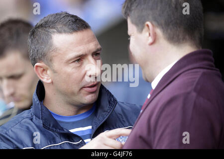 Derek McInnes (links), Manager von St. Johnstone, chattet mit dem Manager von Midlothian, Paulo Sergio, vor dem Spiel der Scottish Premier League der Clydesdale Bank im McDiarmid Park, St. Johnstone. Stockfoto