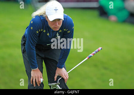 Suzann Pettersen, die Europaanwärterin, studiert am dritten Tag des Solheim Cups 2011 im Killeen Castle, County Meath, Irland, ihren Matchsieg gegen Michelle wie aus den USA. Stockfoto