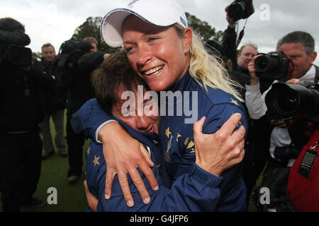 Die europäische Suzann Pettersen (rechts) feiert mit Mannschaftskapitän Alison Nichola, nachdem sie ihr Einzelspiel gegen die US-Amerikanerin Michelle wie am dritten Tag des Solheim Cup 2011 in Killeen Castle, County Meath, Irland, gewonnen hat. Stockfoto