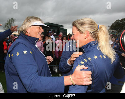 Die europäische Suzann Pettersen feiert mit ihrer Teamkollegin Laura Davies (links) nach ihrem Spiel gegen die US-Amerikanerin Michelle wie am dritten Tag des Solheim Cup 2011 im Killeen Castle, County Meath, Irland. Stockfoto