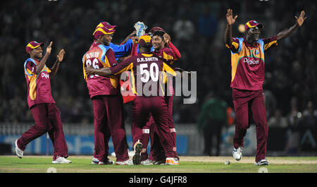 Darren Sammy von West Indies (rechts) führt die Feier nach dem Sieg über England während des NatWest International Twenty20-Spiels im Kia Oval, London, an. Stockfoto