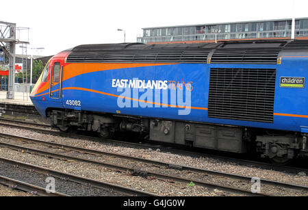 Ein East Midlands Zug fährt durch Nottingham Bahnhof. Stockfoto