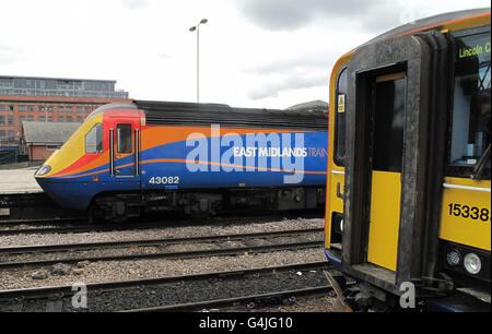 Eisenbahnbestand. Ein Zug der East Midlands fährt durch den Bahnhof Nottingham. Stockfoto