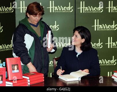 Monica Lewinsky im Kaufhaus Harrods in Knightsbridge, London, wo sie Kopien ihres Buches mit dem Titel 'Monica's Story' unterschrieb. Stockfoto