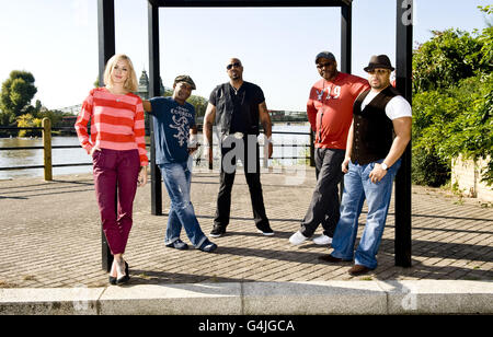 Fearne Cotton schließt sich (von links nach rechts) Sam Sims, Tommy Organ, Kevin Dorsey und Romeo Johnson, allesamt Ex-Bandmitglieder von Michael Jackson, in den Riverside Studios in London an, wo angekündigt wurde, dass Cotton nächsten Monat das Michael Jackson Tribute-Konzert, Michael Forever, im Millennium Stadium in Cardiff mitveranstalten wird. Stockfoto