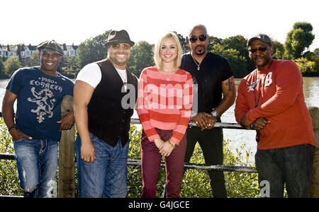 Fearne Cotton schließt sich (von links nach rechts) Sam Sims, Romeo Johnson, Tommy Organ und Kevin Dorsey, allesamt Ex-Bandmitglieder von Michael Jackson, in den Riverside Studios in London an, wo angekündigt wurde, dass Cotton nächsten Monat das Michael Jackson Tribute-Konzert, Michael Forever, im Millennium Stadium in Cardiff mithosten wird. Stockfoto