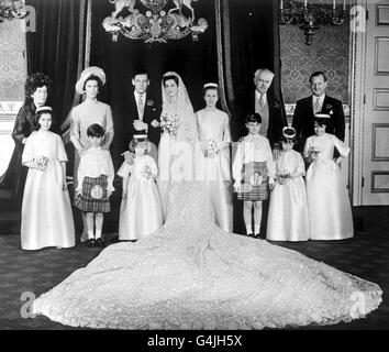 Prinzessin Alexandra und ihr Bräutigam Angus Ogilvy posieren mit Mitgliedern ihrer Familie während des Empfangs im St. James's Palace in London nach ihrer Hochzeitszeremonie in der Westminster Abbey. Stockfoto