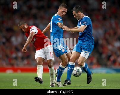 Fußball - UEFA Champions League - Gruppe F - Arsenal / Olympiakos - Emirates Stadium. Alex Oxlade-Chamberlain von Arsenal (links) im Einsatz gegen Jose Holebas von Olympiakos (Mitte) und Pablo Orbaiz (rechts) Stockfoto