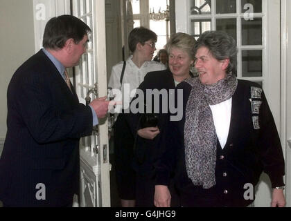 Die ersten Damen werden vom Präsidenten des MCC (Marylebone Cricket Club) Tony Lewis im Long Room des Lords Cricket Ground in London begrüßt. Bisher wurden Frauen aus der allmännlichen Bastion ausgeschlossen. Stockfoto