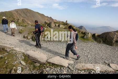 Ein generisches Stock-Foto von Wanderern, die sich vom Gipfel des Mount Snowdon in Snowdonia, Wales, absetzen. Stockfoto