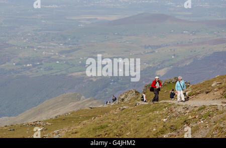 Ein generisches Stock-Foto von Wanderern, die ihren Weg zum Gipfel des Mount Snowdon in Snowdonia, Wales, finden. Stockfoto