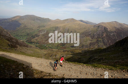 Ein generisches Stock-Foto von Wanderern, die ihren Weg zum Gipfel des Mount Snowdon in Snowdonia, Wales, finden. Stockfoto