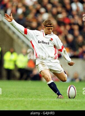 Der englische Jonny Wilkinson erzielt bei seinem Rugby-Union-Spiel der fünf Nationen in Twickenham noch drei weitere Punkte für England durch einen Elfmeterstoß gegen Frankreich. England gewann das Spiel 21 - 10, mit Wilkinson tritt alle 21 Punkte (von 7 Strafpunkten). Stockfoto