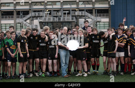 Die Gewinner des Calum Veitch Memorial Tournament posieren für ein Foto vor dem RaboDirect pro 12 Spiel in Murrayfield, Edinburgh. Stockfoto