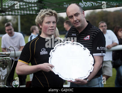 Die Gewinner des Calum Veitch Memorial Tournament posieren für ein Foto vor dem RaboDirect pro 12 Spiel in Murrayfield, Edinburgh. Stockfoto