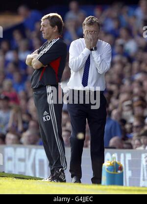 Fußball - Barclays Premier League - Everton gegen Liverpool - Goodison Park. Liverpool-Manager Kenny Dalglish (links) und Everton-Manager David Moyes an der Touchline. Stockfoto