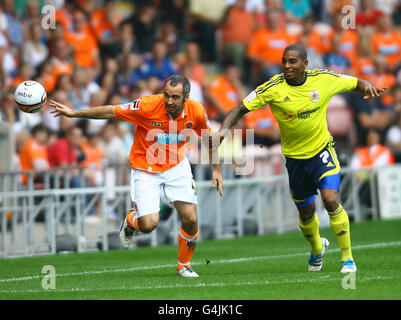 Blackpool Torschütze Gary Taylor-Fletcher und Bristol City's Marvin Elliott (rechts) in Aktion während der npower Football League Championship Spiel in Bloomfield Road, Blackpool. Stockfoto