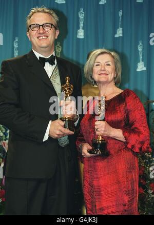 Martin Child und Jill Quertier mit ihren Oscars, die sie für ihre Arbeit am Film 'Shakeespeare in Love' für die Beste Art Direction gewonnen haben, bei den 71. Jährlichen Academy Awards in Los Angeles. Stockfoto