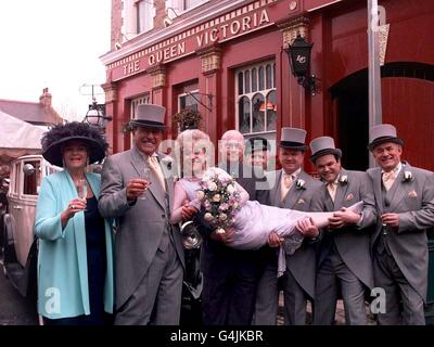 EastEnders spielt Barbara Windsor (Peggy Mitchell) und Mike Reid (Frank Butcher 2. Links) mit Co-Stars während einer Fotowand vor dem Queen Vic Pub in den Londoner Elstree Studios, wo ihr Hochzeitsempfang auf dem Bildschirm gefilmt wurde. * die Braut und der Bräutigam wurden von den Schauspielerkollegen (L/R) Pam St Clement (Pat), Ross Kemp (Grant), Steve McFadden (Phil), Shaun Williamson (Barry) und Tony Caunter (Roy) begleitet. Stockfoto