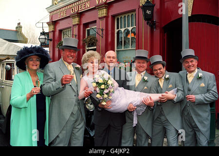 EastEnders Hochzeit/Queen Vic Stockfoto