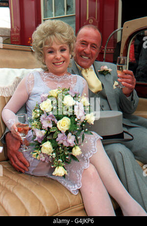 EastEnders Hochzeit/Peggy & Frank Stockfoto